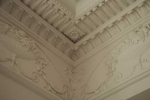 Фриз, кессоны, наборные карнизы, тяги Материал: Гипс, тоннирова. Скульптор: Татьяна Комарчук