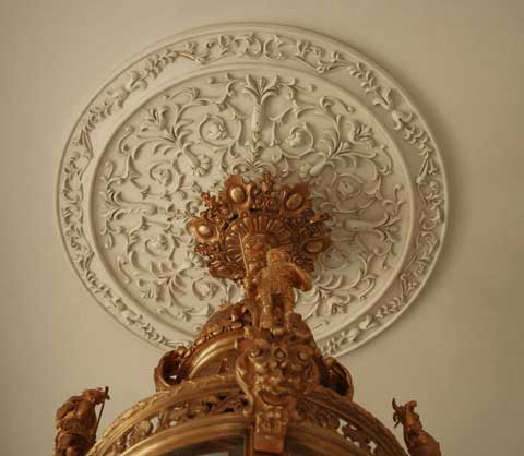 Потолочная розетка Материал: гипс, тонировка. Скульптор: Татьяна Комарчук
