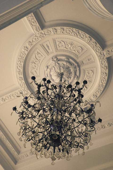 Потолочная розетка Материал: Гипс, тонировка.  Скульптор: Татьяна Комарчук