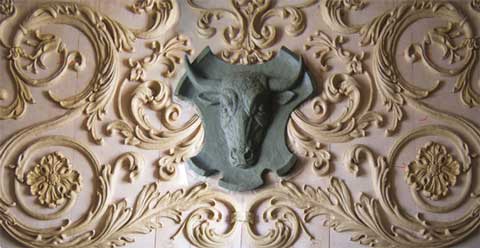 Фриз голова быка в растительном орнаменте Материал: Глина, пластелин. Скульптор: Татьяна Комарчук