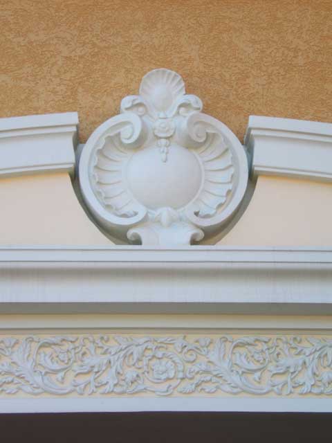 Картуш, фриз Материал: Бетон, тонировка. Скульптор: Татьяна Комарчук