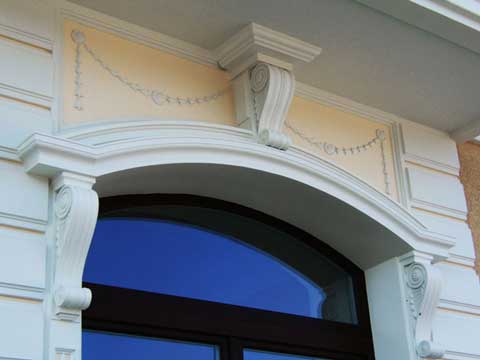 Кронштейн, русты, оконный наличник Материал: бетон, тонировка. Скульптор: Татьяна Комарчук