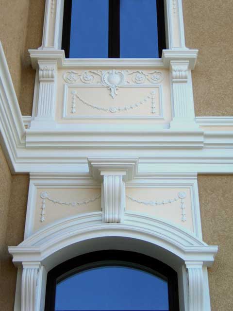 Кронштейны, русты, оконный наличники, элементы лепного декора Материал: бетон, тонировка. Скульптор: Татьяна Комарчук