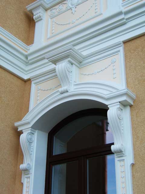 Кронштейны, русты, оконный наличники, элементы лепного декора Материал: бетон, тонировка. Скульптор: Татьяна Комарчук