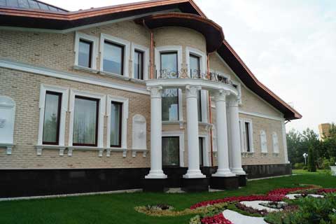 Колонны, капители, карнизы, оконные наличники, нишы, тяги Материал: Бетон, тонировка