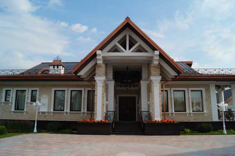 Колонны, капители, карнизы, оконные наличники, нишы, тяги, русты Материал: Бетон, тонировка 