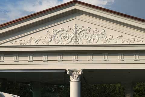 Рельеф во фронтон Материал: Бетон, тонировка Скульптор: Татьяна