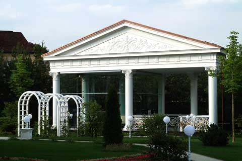 Рельеф во фронтон Материал: бетон, тонировка. Скульптор: Татьяна Комарчук