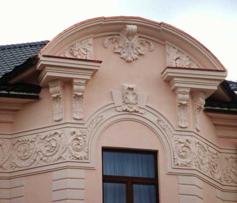 Замковый камень, кронштейны, картуш, фриз, русты Материал: бетон, тонирока. Скульптор: Татьяна Комарчук