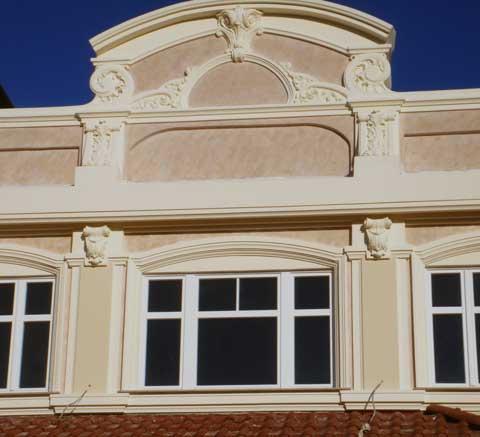 Замковый камень, кронштейны, карниз, тяги, наличники, элементы лепного декора Материал: бетон, тонировка. Скульптор: Татьяна Комарчук