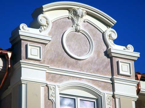 Замковый камень, карнизы, тяги, элементы лепного декора Материал: бетон, тонировка. Скульптор: Татьяна Комарчук