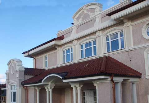 Замковый камень, кронштейны, карниз, тяги, наличники, капители, колонны, элементы лепного декора Материал: бетон, тонировка.