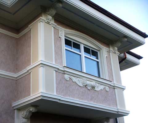 Кронштейны, тяги, наличник, элементы лепного декора Материал: бетон, тонировка