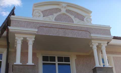 Замковый камень, тяги, колонны, капители, элементы лепного декора Материал: Бетон, тонировка. Скульптор: Татьяна Комарчук