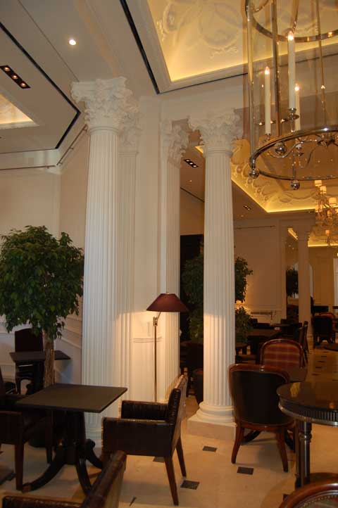 Капители, колонны, фриз, карниз Материал: гипс, тонировка. Скульптор: Татьяна Комарчук