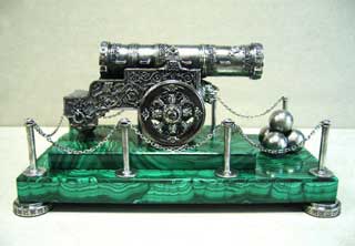 Скульптура: Царь Пушка. Материал: Серебро, малахит Автор: Татьяна Комарчук