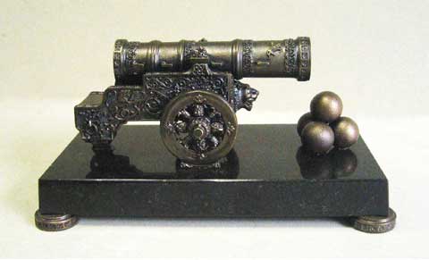 Скульптура: Царь Пушка. Материал: Бронза, патина, мрамор Автор: Татьяна Комарчук