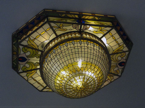 Плафон Техника: Тифани Материал: Стекло. Автор: Андрей Ананьев